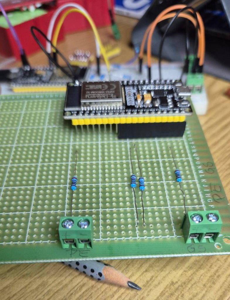 rudimentär gesockelter ESP32 mit Anschlussterminals für die beiden S0 Schnittstellen auf einer Lochrasterplatine