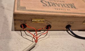 Rückseite Holzschachtel mit 4 Leitungen für S0 und USB Stromversorgung für ESP32-WROOM